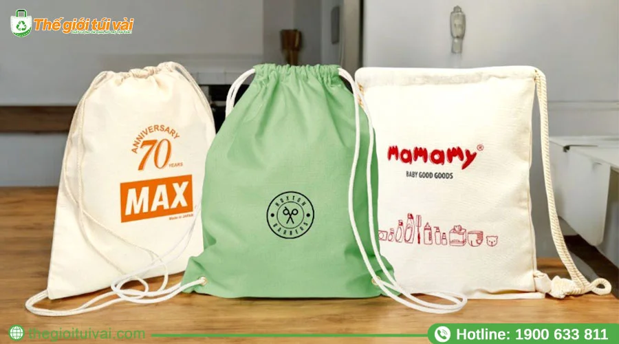 In thông tin thương hiệu rõ nét lên bề mặt balo dây rút vải canvas