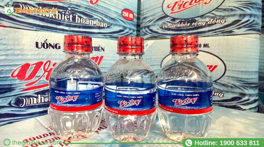 Nước uống đóng chai miễn phí đặt sẵn trong phòng