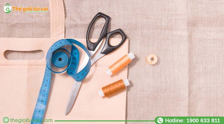 Đo kích thước mẫu túi vải không dệt bằng thước dây Đo kích thước mẫu túi vải không dệt bằng thước dây