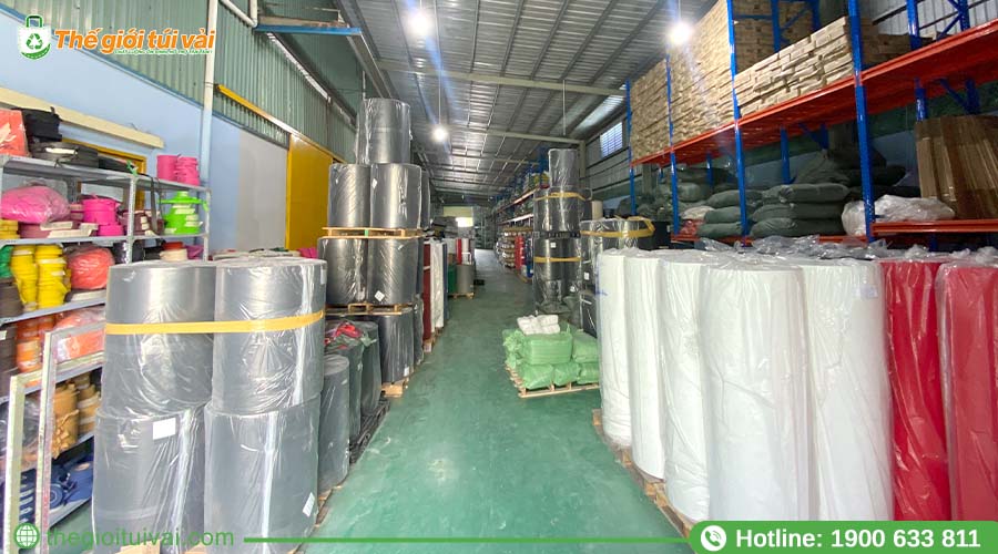 Kho nguyên liệu vải không dệt chất lượng tại nhà máy Thế Giới Túi Vải