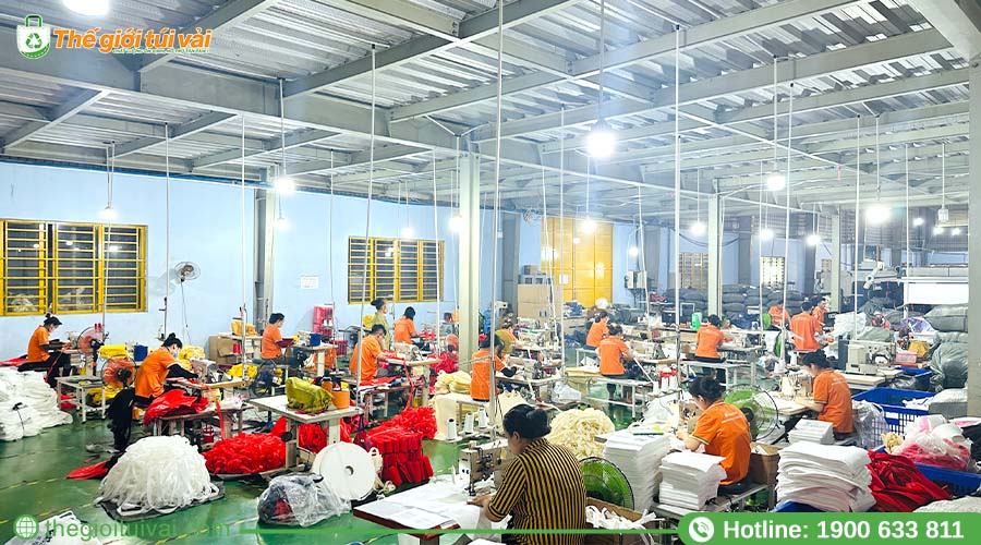 Đội ngũ công nhân may lành nghề tại nhà máy Thế Giới Túi Vải