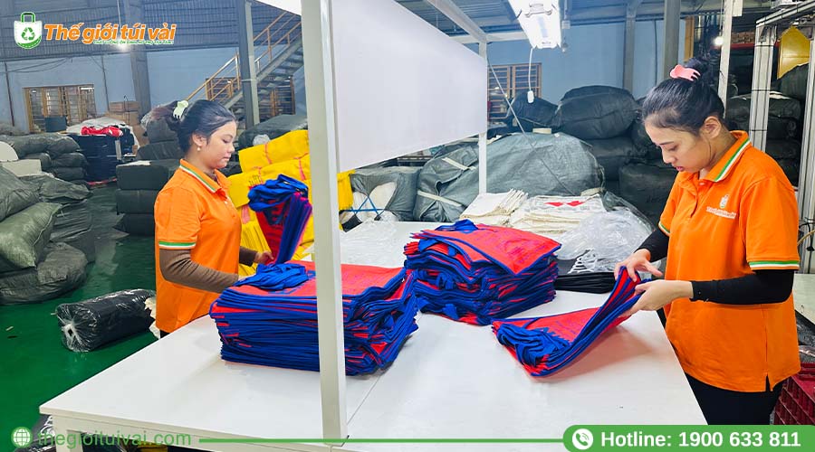 Nhân viên đóng gói túi chuẩn bị giao cho doanh nghiệp đúng hạn Nhân viên đóng gói túi chuẩn bị giao cho doanh nghiệp đúng hạn